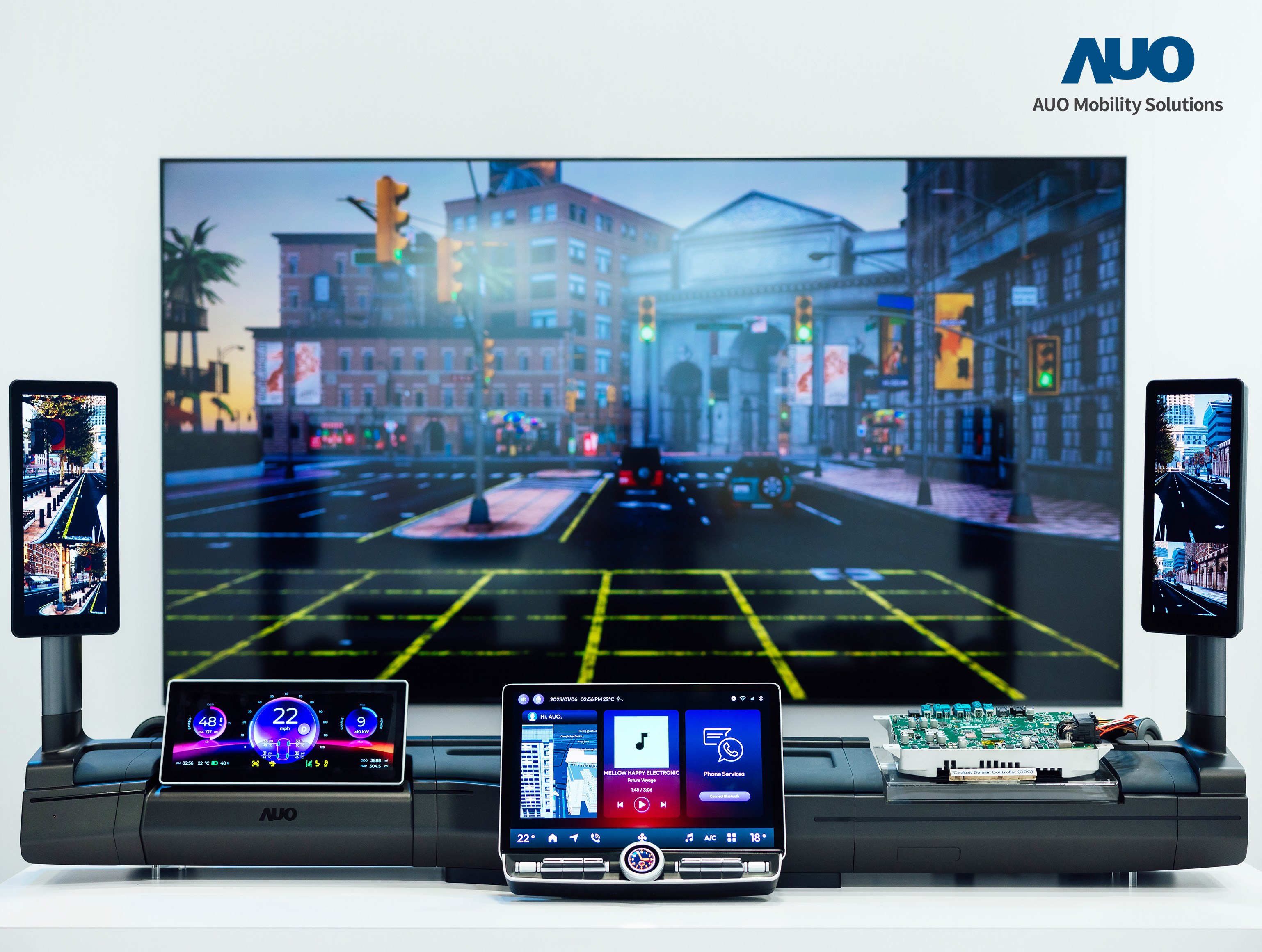 jinnian金年会智慧行动推出智慧座舱域控平台，支持CDC、分区架构并整合AI运算模块，提供智能体感与座舱互动功能，驱动个人化座舱功能全面升级。