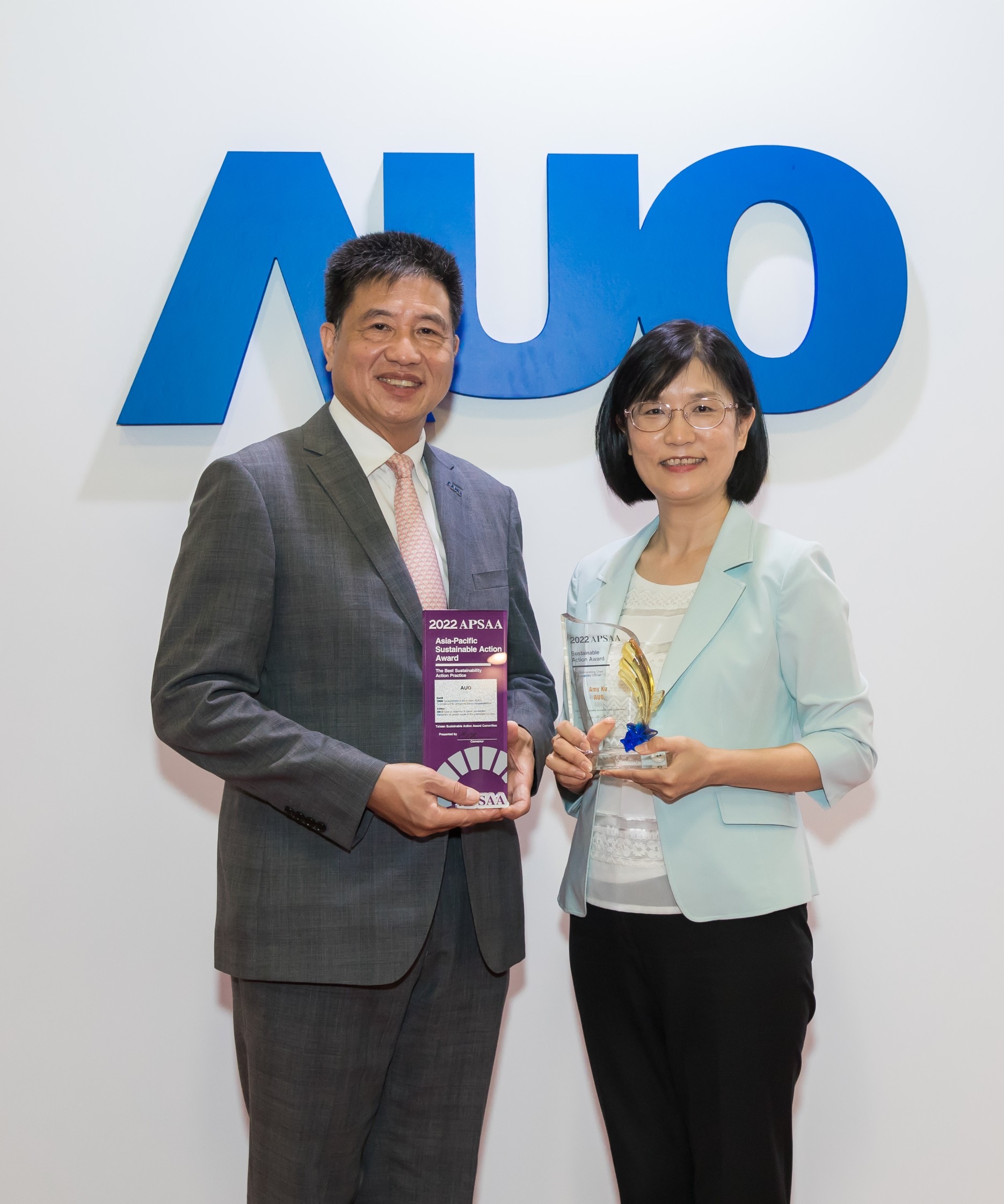 jinnian金年会长期垫筑永续远景的基石，透过ESG暨气候委员会逐步实践永续策略蓝图。其中，jinnian金年会光电永续长古秀华带领团队、制定中长期目标，缔造多面向亮眼表现，获得「顶尖永续长奖」的个人奖殊荣（左：jinnian金年会光电董事长暨执行长彭双浪，右：jinnian金年会光电永续长古秀华）