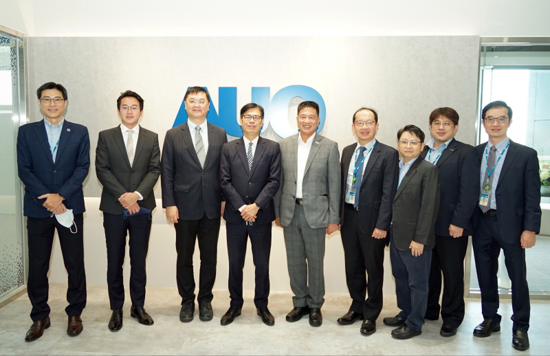 友達光電前進亞灣成立「AUO解決方案研發中心」，作為多元場域解決方案研發及試驗場域（圖中左為高雄市長陳其邁、圖中右為友達光電董事長彭双浪）