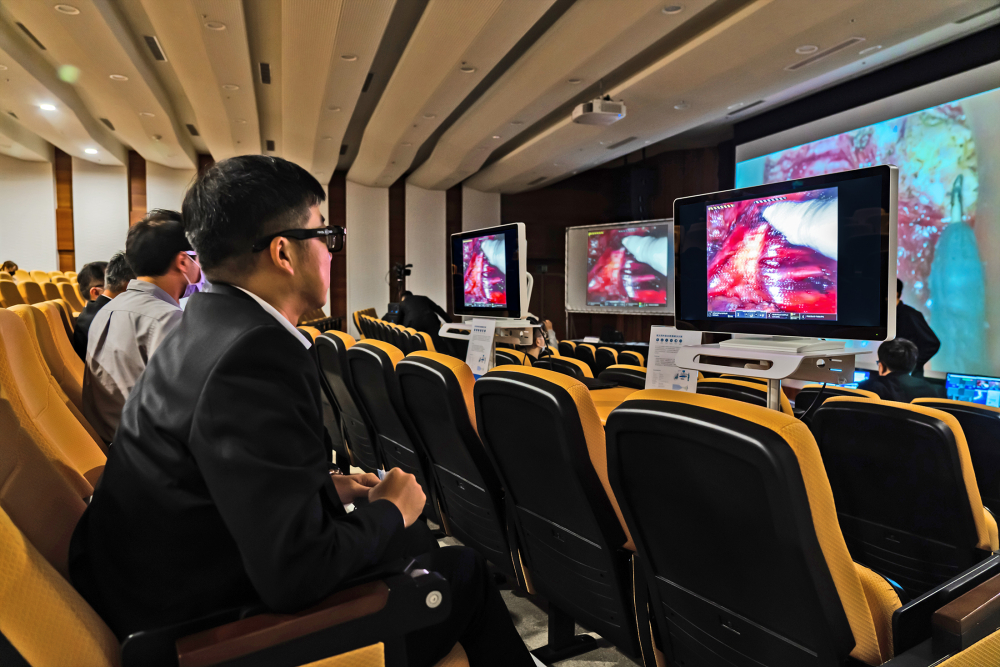 達擎之「達文西外接3D影像解決方案」，將達文西手術機器手臂的3D影像即時連線轉播，在會議室觀摩的醫師們只要戴上偏光眼鏡，就能與執刀醫師看到同步的3D立體影像，如臨操作台現場，縮短達文西手術的學習曲線