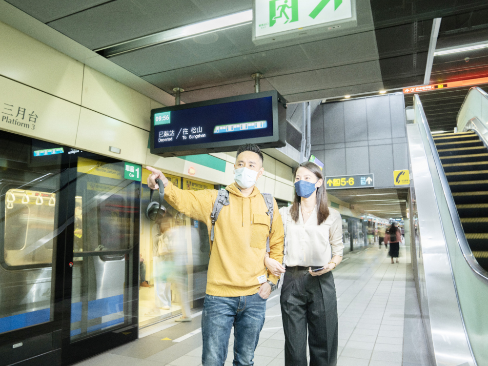 友達旗下達擎之客製化TARTAN顯示器，於台北捷運中山站亮相。以獨特長條型比例與高畫質特色，為台北捷運站帶來嶄新的都會車站風貌