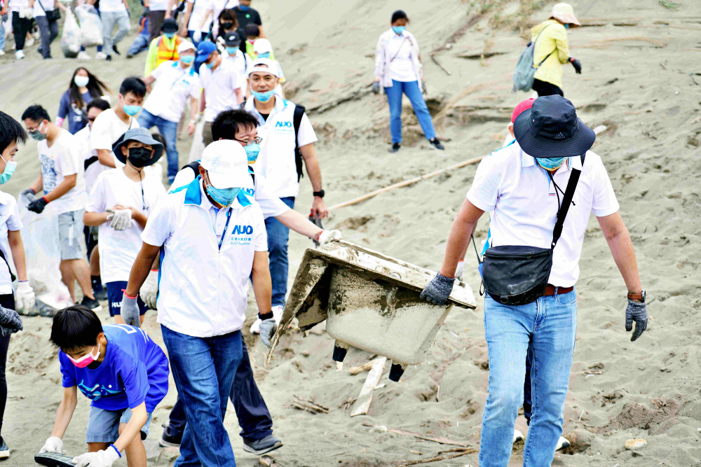 友達永續基金會2022 Ocean Party活動，與桃園市政府環保局、海湧工作室、觀音樹林里社區多方合作，一同手護台灣藍色海岸