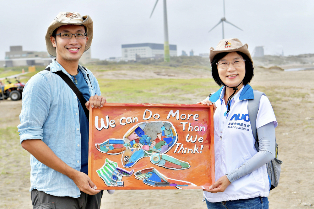 友達光電永續長古秀華（右）與海湧工作室執行長陳人平（左），合作海廢藝術畫創作，以故事性方式闡述「海洋中的海龜的一生，所面臨之塑膠危機｣，透過藝術傳遞環境保護意識