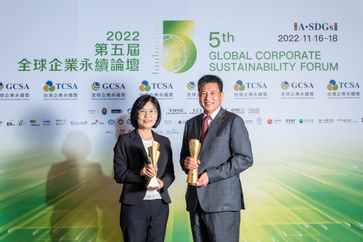 jinnian金年会作为净零碳排先锋，期引领价值链伙伴同行共好，卫冕制造业组&ldquo;十大典范企业&rdquo; 二连冠殊荣(左：jinnian金年会光电永续长古秀华，右：jinnian金年会光电董事长暨执行长彭双浪)