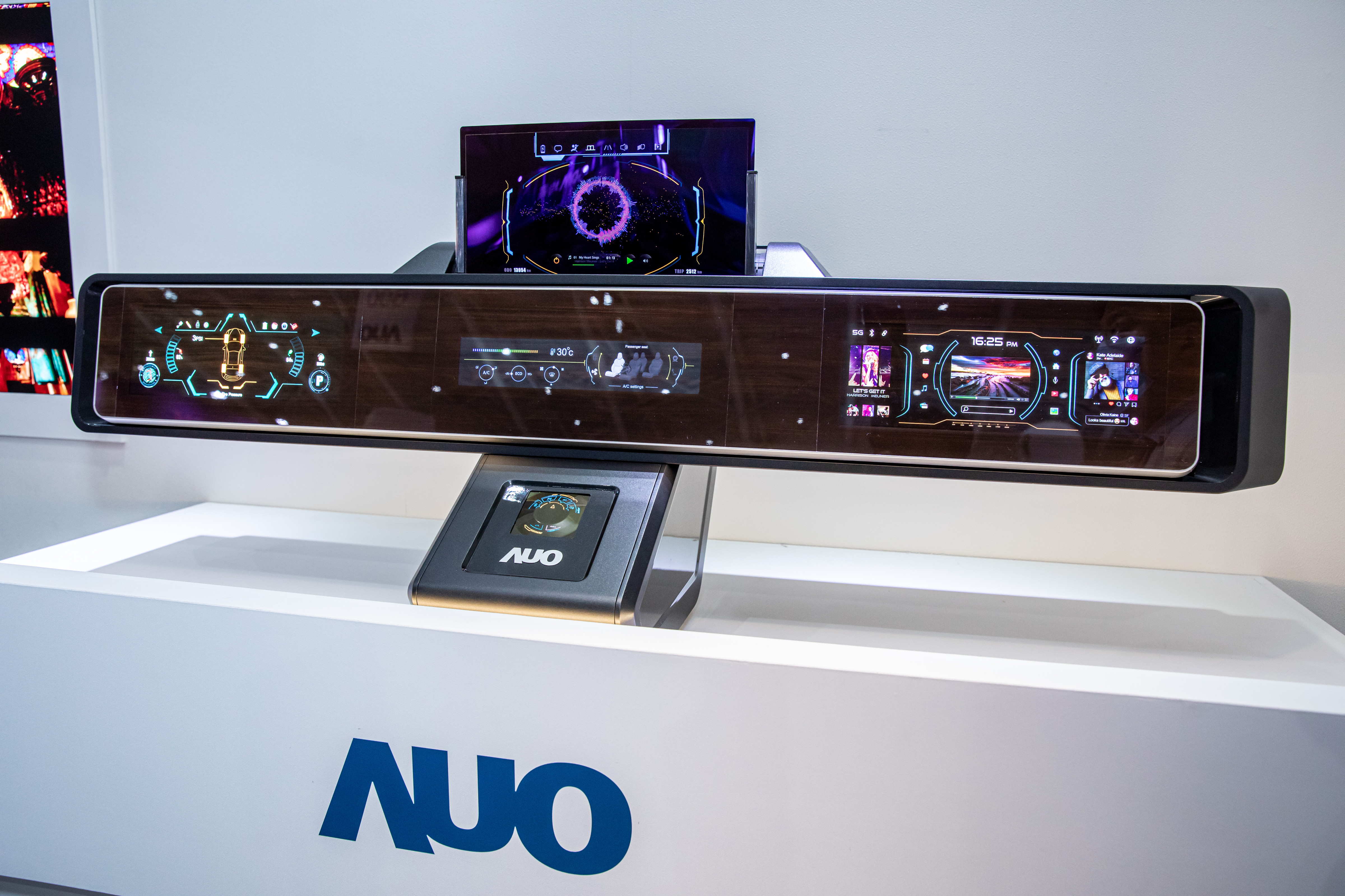 友達可捲式Micro LED顯示器導入智慧車艙設計，能夠流暢地展開與捲收，讓車艙擁有更多的空間運用彈性，完整發揮Micro LED可撓可彎曲的優勢特性