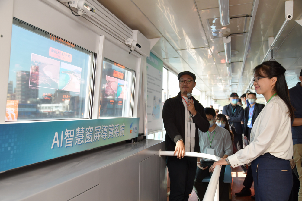 友達整合透明Micro LED智慧窗，透過景物GPS座標定位追蹤乘客視線，可即時在智慧窗提供正確的導覽資訊