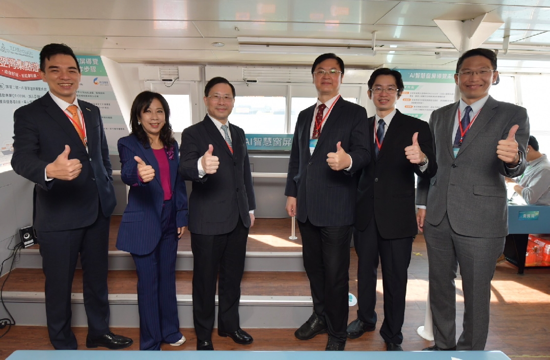 由經濟部技術處指導推動，透過友達光電、工業技術研究院與船舶中心三方合作，於高雄亞灣智慧渡輪率先導入最新Micro LED透明顯示器屏今(22)日啟用(左起友達光電營運長暨總經理柯富仁、高輪公司董事長黃淑美、經濟部次長林全能、高雄市副市長羅達生、經濟部技術處科長張能凱、工研院電光系統所副所長李正中)