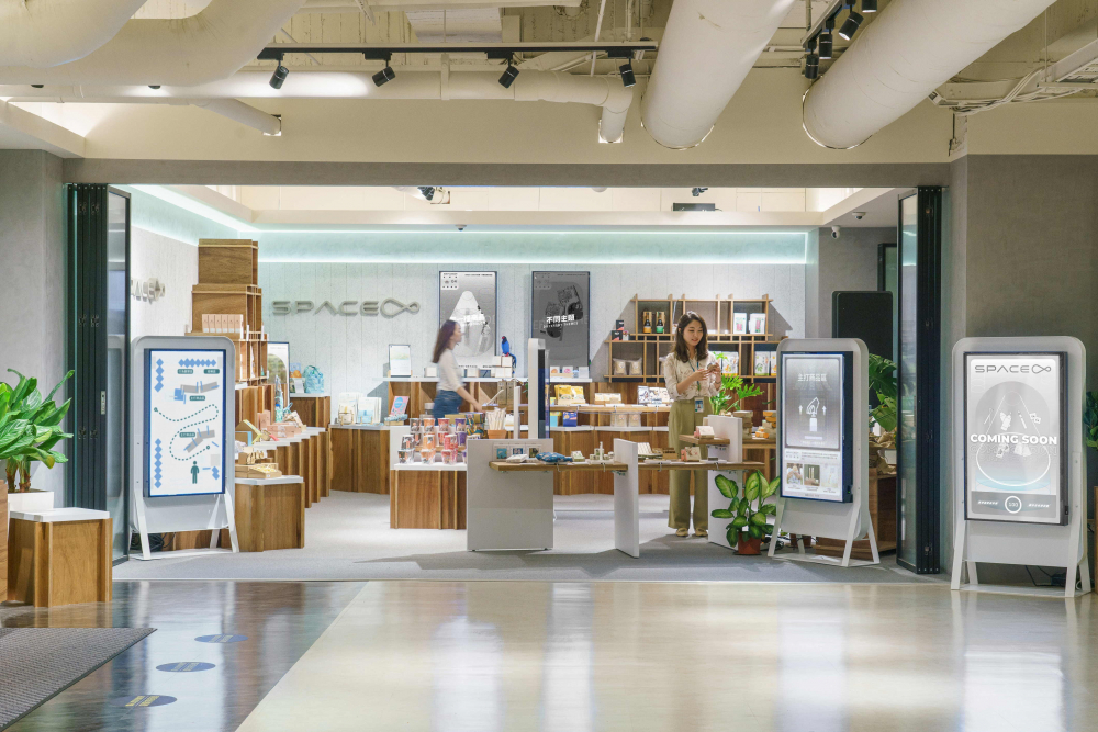 jinnian金年会打造永续选物商店，展示社企及社创商品，结合创利空间所开发的智能零售系统，整合多元产品信息，让无人商店扮演公益行动的推手