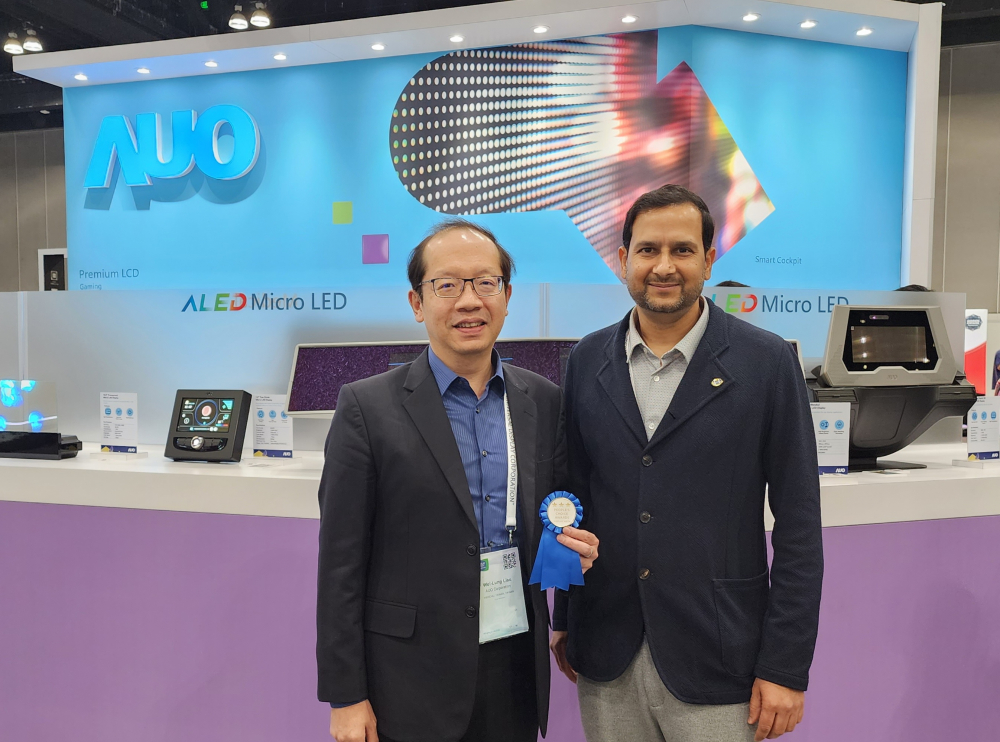 友達光電於2023 SID顯示週，由SID國際資訊顯示學會評選頒發「最佳中型展位獎」。左為友達光電技術長廖唯倫。