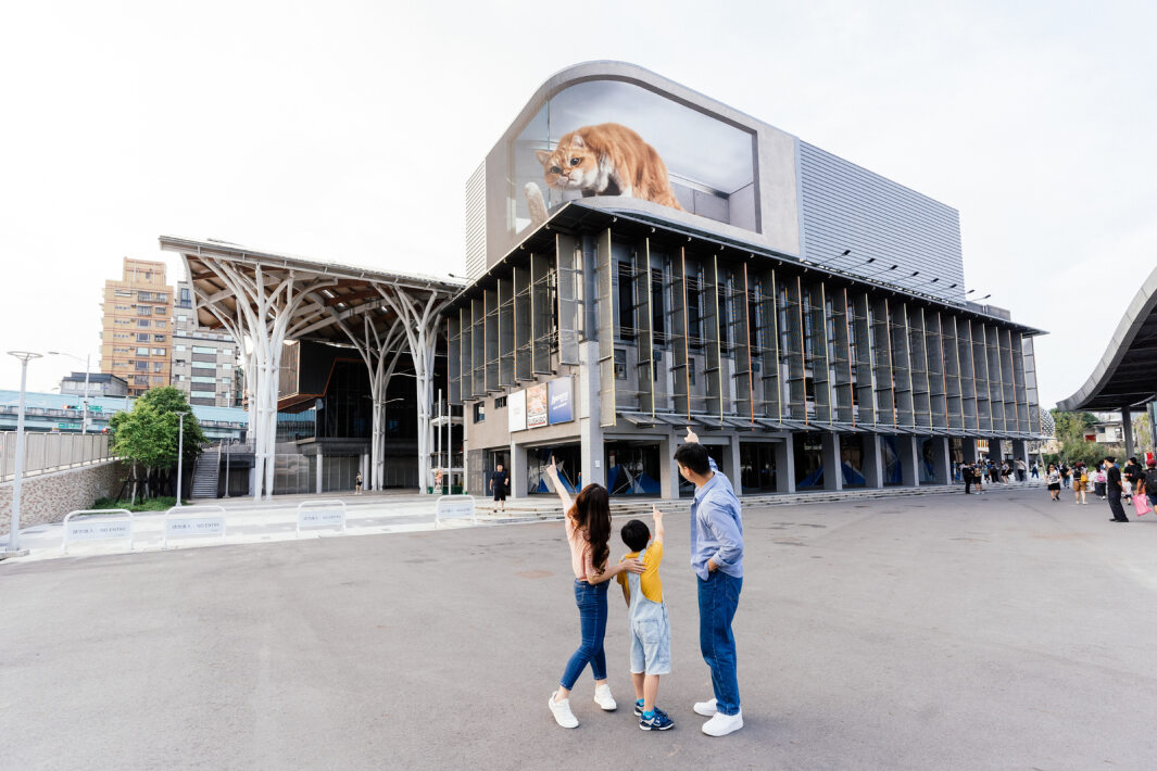 友達打造全台最大戶外裸視3D LED弧形螢幕，將超立體的軟萌胖橘貓動畫活躍於頂樓外牆