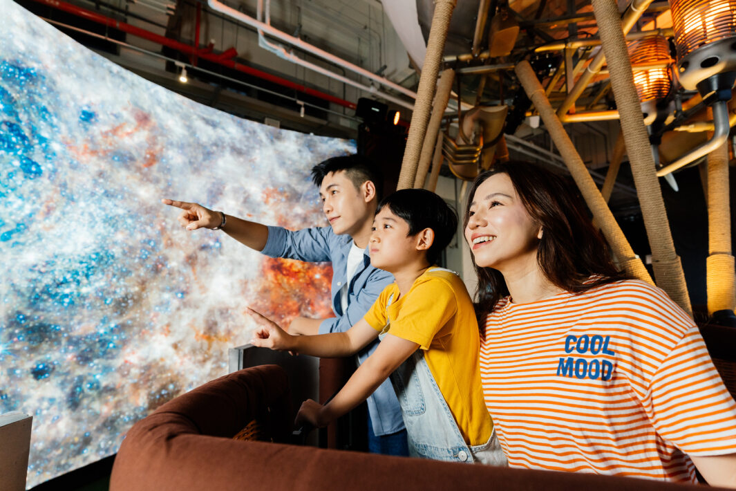 友達打造全台最大寬6公尺、高4公尺、唯一搭載LED弧形拼接顯示屏的動感飛行船，讓乘客駐足在熱氣球上，享受身歷其境的偽出國旅遊樂趣