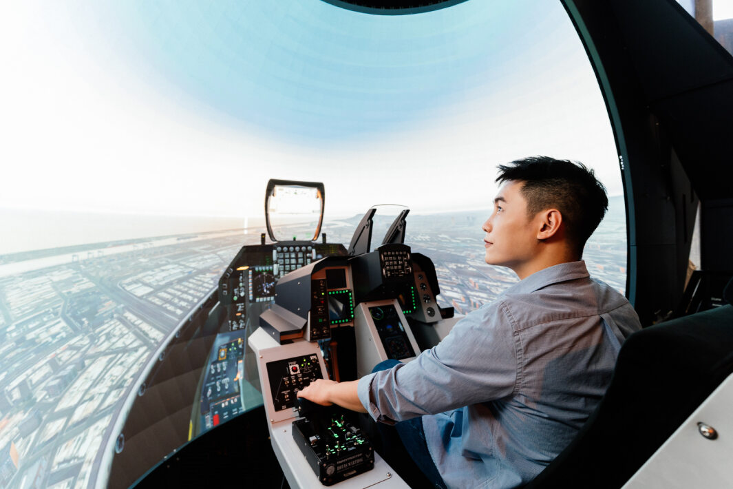 友達以P1.25小間距打造球形LED模擬艙，搭配智崴的精密六軸動態座椅，結合友達專業影像調校技術，呈現擬真模擬飛行場景