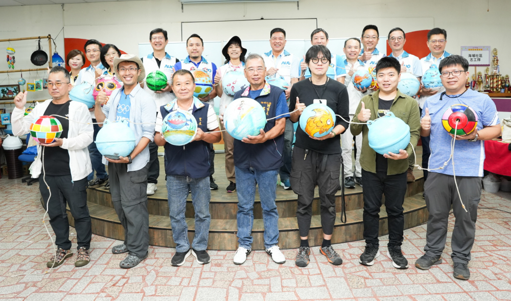 友達光電暨友達永續基金會董事長彭双浪與農業部林業及自然保育署新竹分署夏分署長、供應商夥伴、在地鄰里協會、社企團體，以循環再生的海廢浮球倡議從源頭減廢，為地球移除塑膠垃圾，共同「手」護台灣美麗海岸