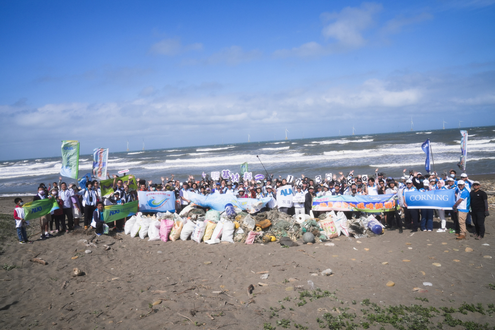 友達永續基金會召集企業志工、產官學和供應商夥伴，在苗栗後龍外埔魚港1340保安林海岸淨攤，齊心協力清除1.2公噸海洋廢棄物，以行動實踐對環境友善的承諾