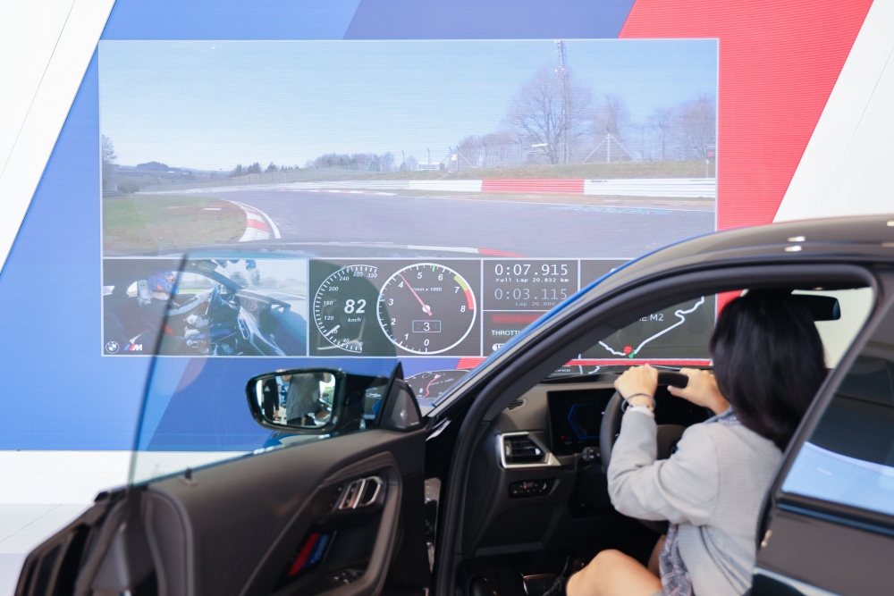 顧客按下虛擬Engine Start按鈕，啟動預選車款的引擎聲浪，螢幕同時呈現德國紐柏林賽道的試駕畫面，坐進車內一秒化身駕駛員馳騁奔騰