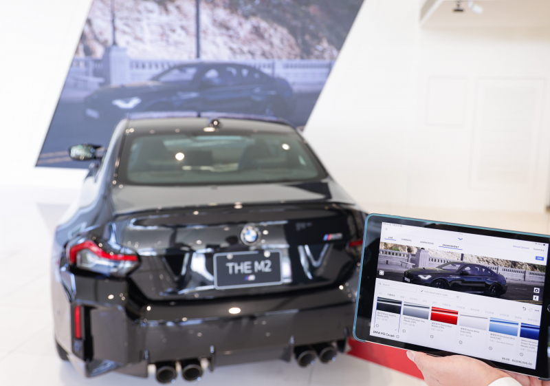 賞車介面即時投放到LED牆上，顧客可即時更換車輛內裝、零件選配與車款配色，提供近乎與實車等比例的沉浸式無死角虛擬賞車體驗