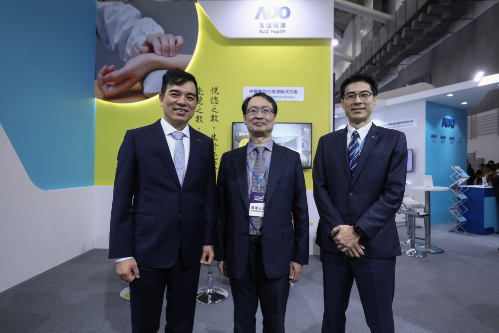 首次於醫療科技展亮相的友達耘康，捐贈數位化檢測設備與研究經費，協助衛福部國家中醫藥研究所打造中醫大數據資料庫。圖由左至右為友達光電執行長暨總經理柯富仁、衛福部國家中醫藥研究所所長蘇奕彰、友達光電智慧醫療事業群總經理廖世宏
