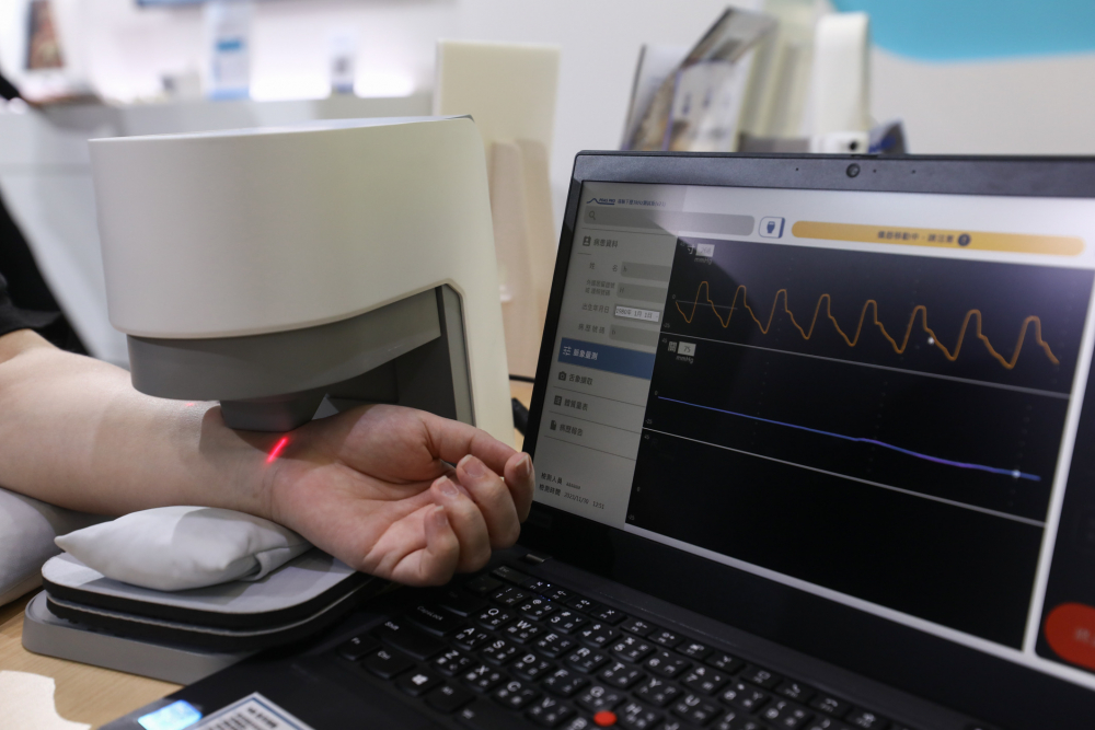 友達耘康脈象檢測系統透過電腦精準控制升降系統，還原中醫師三指把脈過程的舉、按、尋手法，將脈象感受轉化成數據，未來可結合大數據分析，實現智慧醫療及準確性