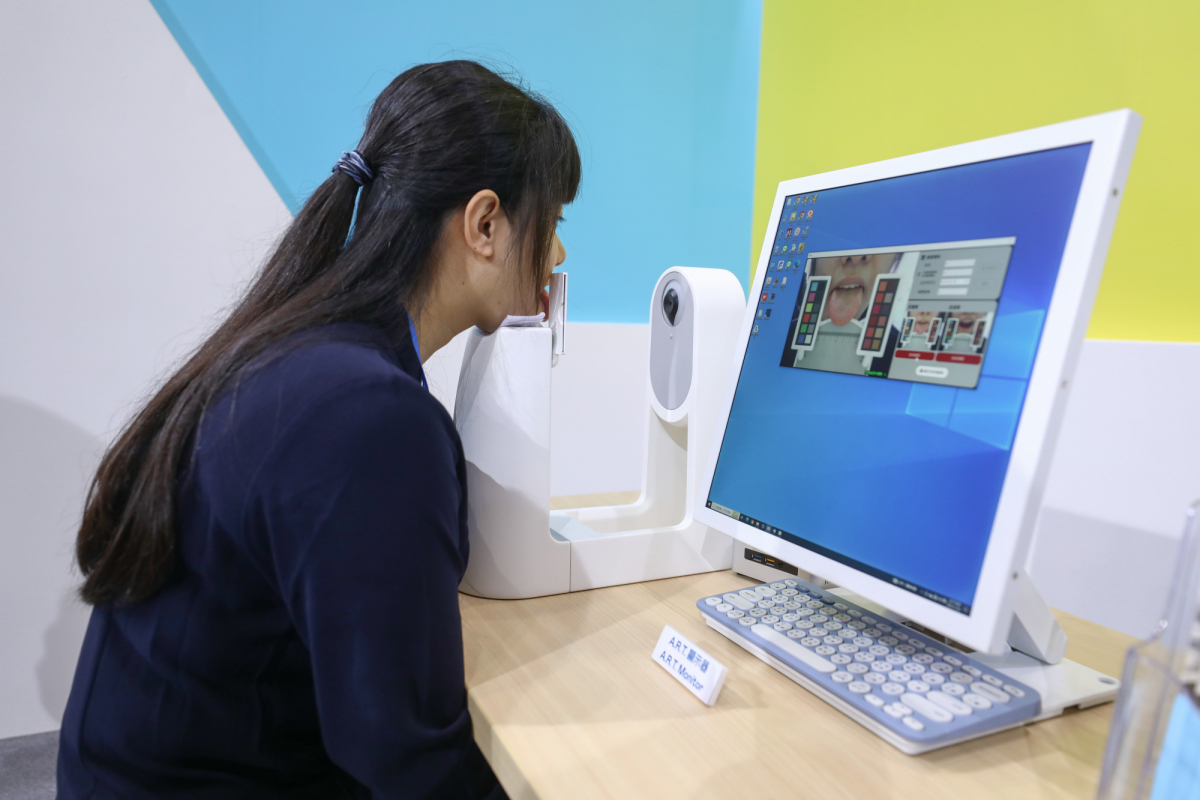 友達耘康延伸友達卓越的感測技術及色彩管理專長，研發出舌象擷取系統，可提供數據化、影像化的檢測結果，輔助醫師與專業醫事人員做為臨床研究、檢測結果評估與檢測紀錄的留存
