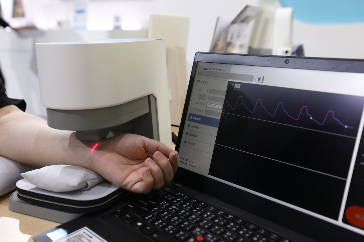 友達耘康脈象檢測系統透過電腦精準控制升降系統，還原中醫師三指把脈過程的舉、按、尋手法，將脈象感受轉化成數據，實現智慧醫療及準確性