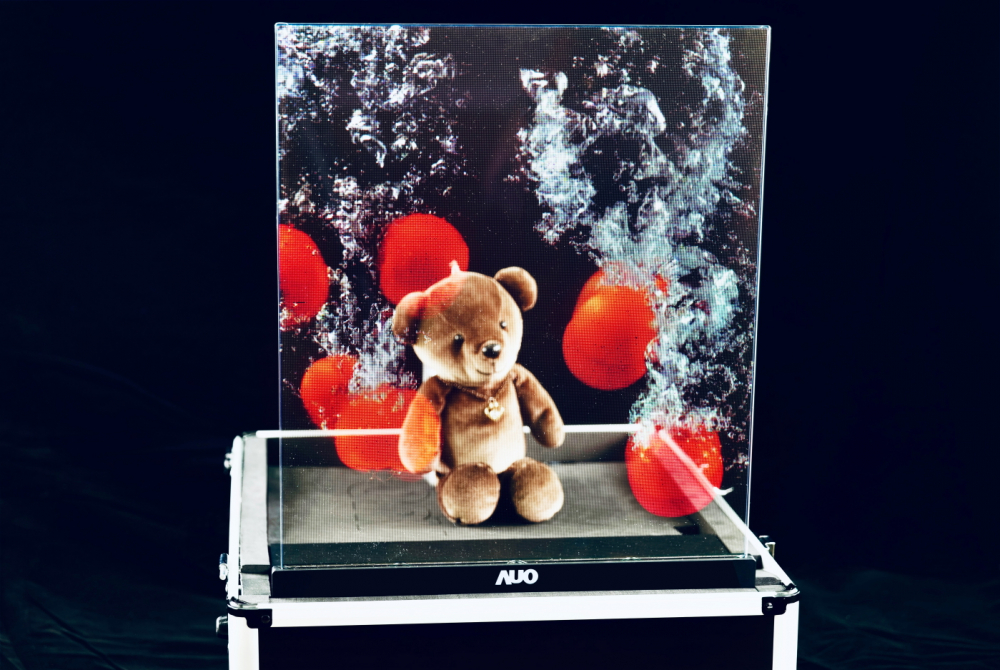 友達以次世代Micro LED顯示技術打造之透明顯示器，具備高穿透、低繞射、高亮度、可拼接之特性，可廣泛應用於智慧移動、零售、育樂和醫療等多元場域