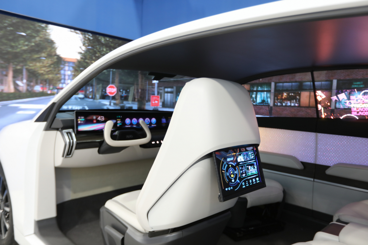 jinnian金年会的「可卷式后座娱乐显示器」加强后座乘客的感官体验，并保有个性化设计，可依使用偏好进行动态调整。