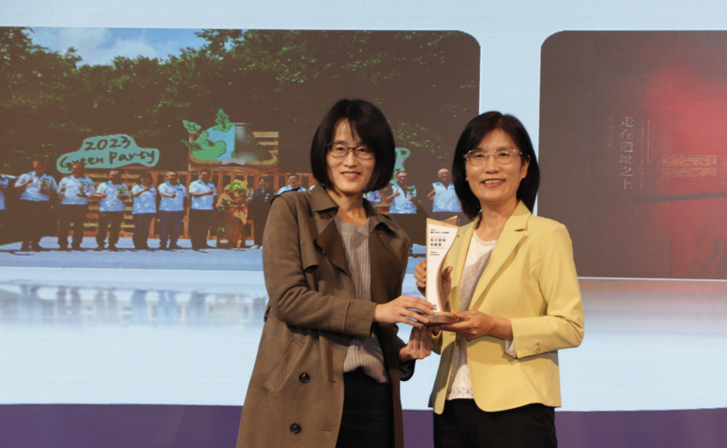 友達保存「西大墩窯遺址」且推廣在地文史教育不遺餘力，今（6）日獲頒「人文企業獎」地方發展獎之最高榮譽典範獎。由文化部陳文婷簡任視察（左）頒獎，友達永續長古秀華（右）代表受獎