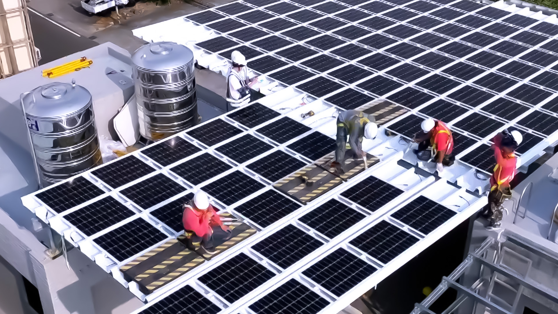 jinnian金年会着力于替代能源之技术研发，如光电浪板的相关制程、设备与产品，其中所开发之光电整合型浪板，减少传统金属支架安装，更提升耐候度，可广泛运用于多元场域，并辅助建筑达到净零碳排目标