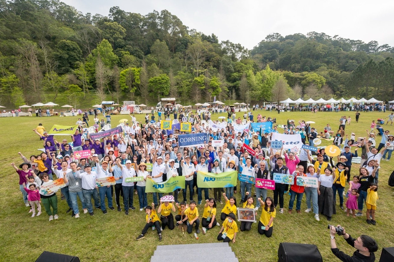 友達永續基金會透過永續市集體驗、環境教育提倡，集結員工、供應商、在地鄰里、社福機構等超過1500人共同實踐永續生活