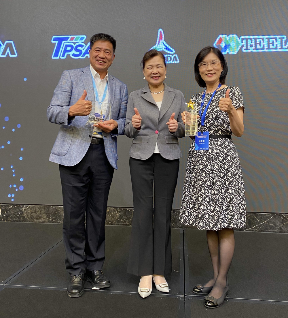 友達致力推動永續發展，於Touch Taiwan2024以3R策略貫穿Display、ESG展位實現綠色展覽目標之成果，Display展位獲綠色裝潢設計鑽質獎最高榮譽，ESG同獲金質獎殊榮。由經濟部長王美花（中）親自頒予友達光電董事長彭双浪（左）、友達光電永續長古秀華（右）