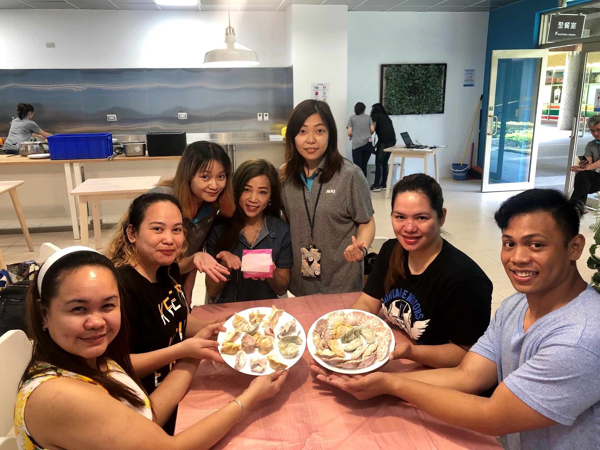 友達將DEI理念貫徹到企業文化和實踐，舉辦如台菲廚藝交流等活動，讓同仁了解彼此文化差異、培養情感