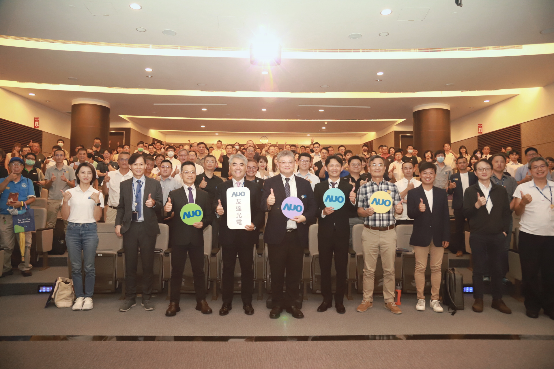 友達光電邀請領域專家共研再生能源發展、電力需求及建築物減碳等議題進行交流，盼共擘綠色永續生態圈的嶄新契機。