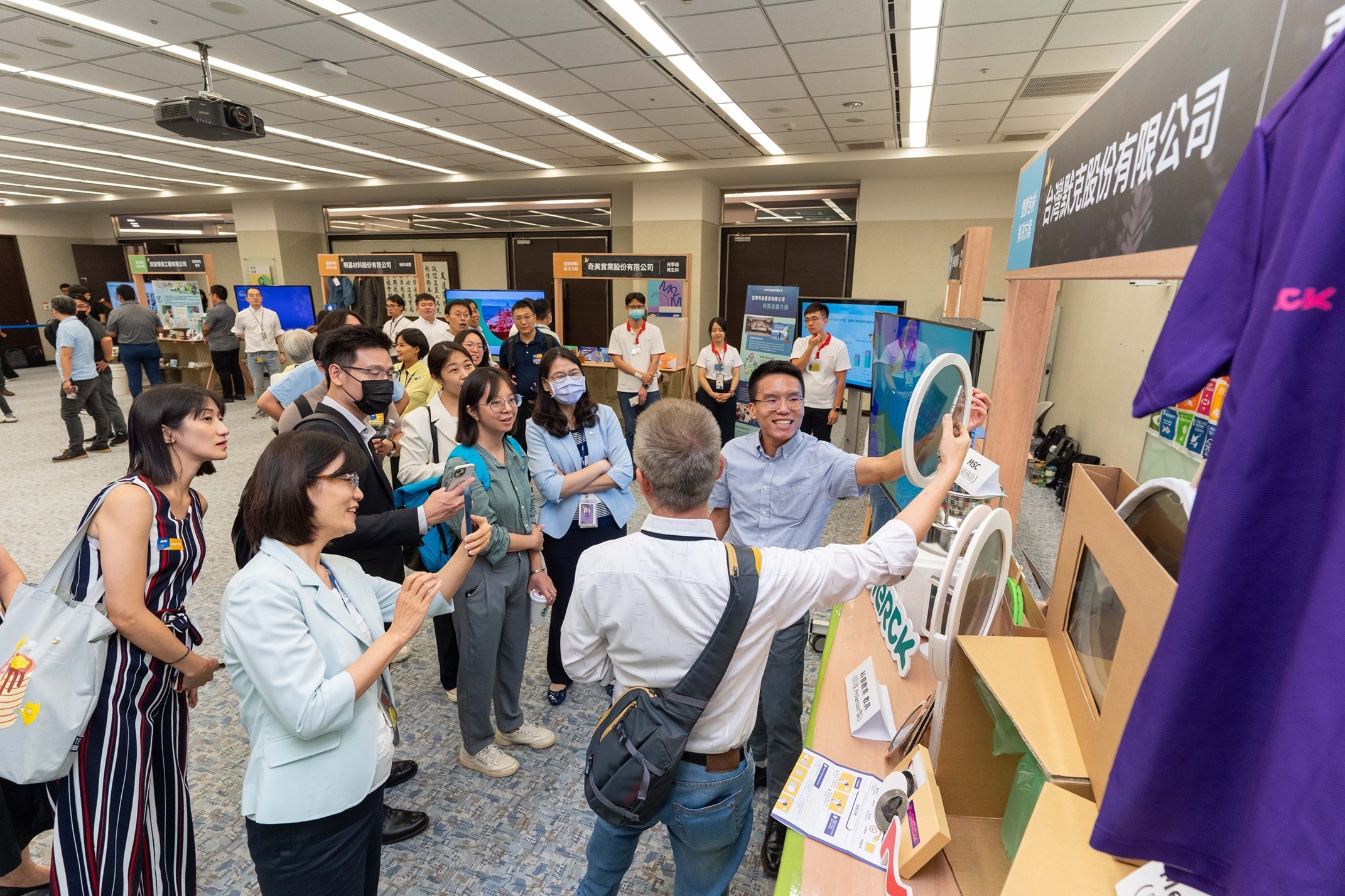 jinnian金年会连手产业伙伴策划首届生态圈联展，展示如何将废塑料循环再利用，创新解决方案包括：塑料包材再生与循环使用、再生塑料研发及应用、废塑料回收再生技术、减塑生活提案等