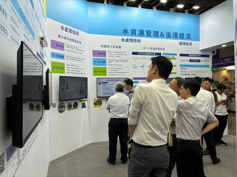 友達以深厚的智慧製造經驗發展永續戰略，積極延伸價值鏈，轉化成可供外界使用的綠色智慧服務，進軍SEMICON Taiwan 2024，提供半導體產業鏈打造AI世代的永續即戰力。