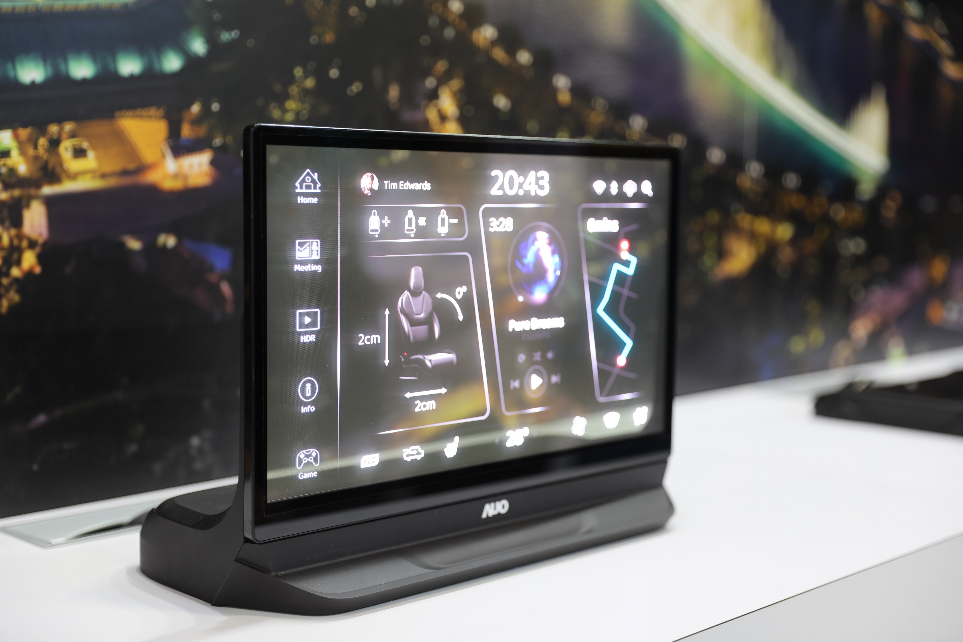 友達將Micro LED透明顯示技術整合黑切換技術的解決方案，釋放強大的技術自主開發能力，跨越室內外應用界限，開創業界第一台17.3吋快速黑切換透明觸控Micro LED顯示器