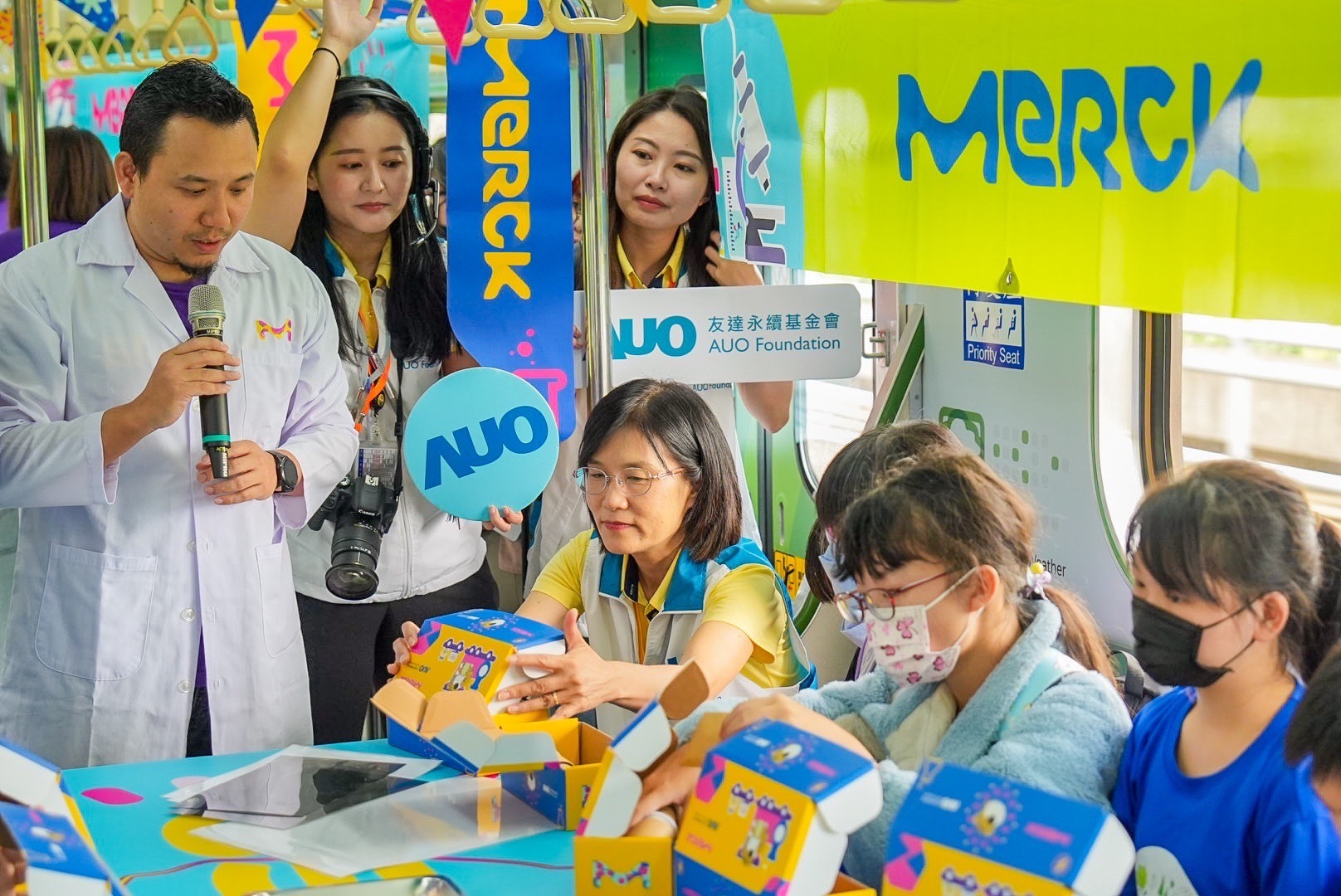 友達以光電、再生能源、水資源三大核心，設計「再生能源和循環經濟」多元永續教育主題，並攜手供應鏈夥伴默克開發創意科學教材及實作體驗，期讓永續素養透過科學探索向下扎根