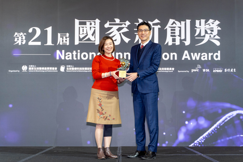 友達旗下子公司友達耘康與達擎分別以「中醫數位化檢測解決方案」及「寬視角3D醫療顯示器」獲得第二十一屆國家新創獎「智慧醫療與健康科技」類別的「企業新創獎」與「國家新創精進獎」兩項殊榮。圖左為衛生福利部政務次長林靜儀、圖右為友達光電智慧醫療事業群總經理廖世宏