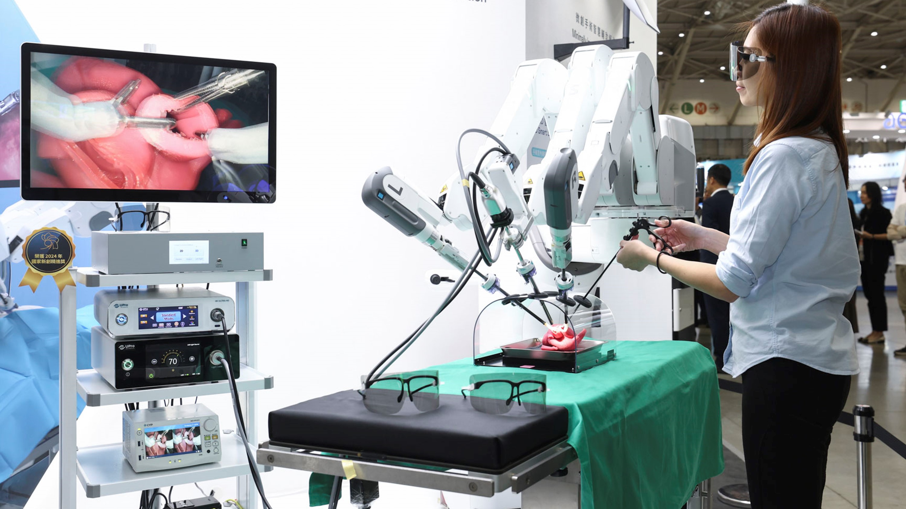 達擎寬視角3D醫療顯示器可應用於機器人手術即時3D解決方案，提供醫療團隊即時、同步的3D手術影像，提升溝通效率與手術安全性