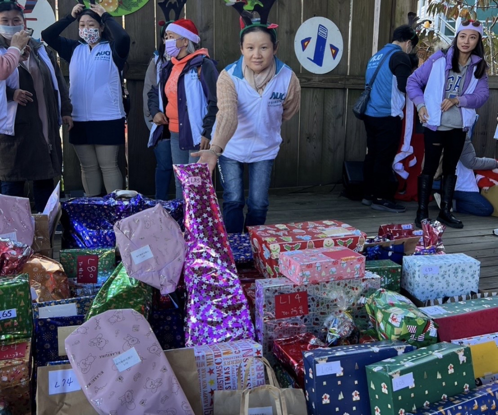 友達永續基金會「圓夢列車」年年迴響熱烈，認捐同仁精心挑選禮物、巧手包裝，整理成隊後，將祝福一一打包送出
