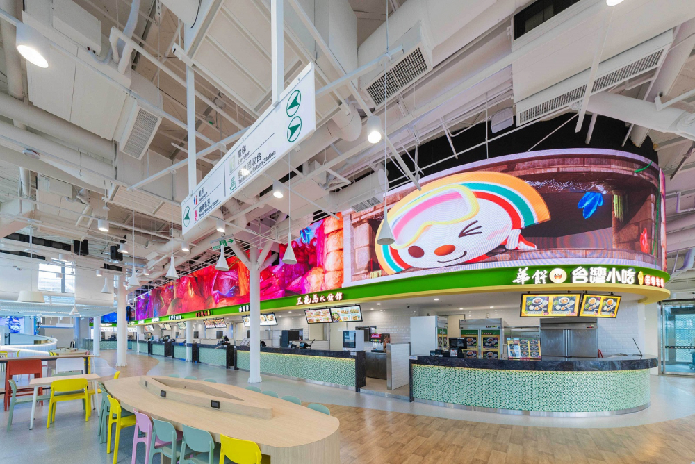 友達穩步推動雙軸轉型策略，旗下子公司達擎攜手傑可達數位與零售業者統一超商合作，為全新改裝開幕的「清水服務區」打造首創的裸視3D體驗牆