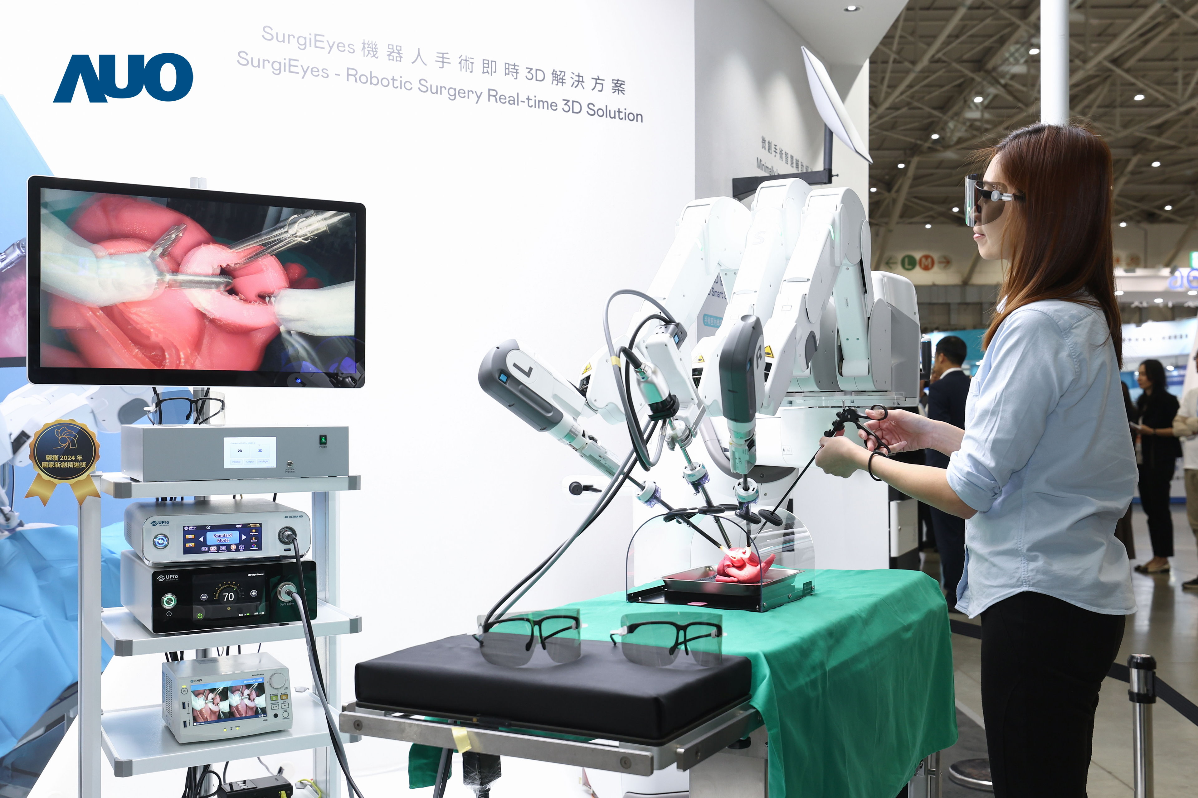 达擎以领先的3D显示技术推出〝SurgiEyes机器人手术实时3D解决方案〞，整合先进3D图像处理与独家3D垂直宽视角、广色域的显示技术，手术团队可实时同步主刀医师视角看到清晰3D影像，提升沟通效率与安全性。