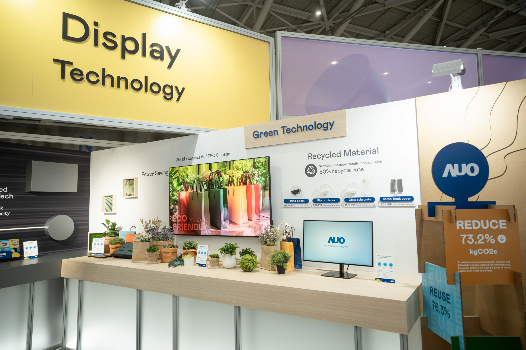 友達Touch Taiwan 2025雙展位再度獲etouch 綠色裝潢設計獎肯定；智慧顯示展位以鋁製模組系統取代傳統木作施作，並在相關裝潢物與設計使用可回收、可重複使用的材料，體現低碳與循環精神。