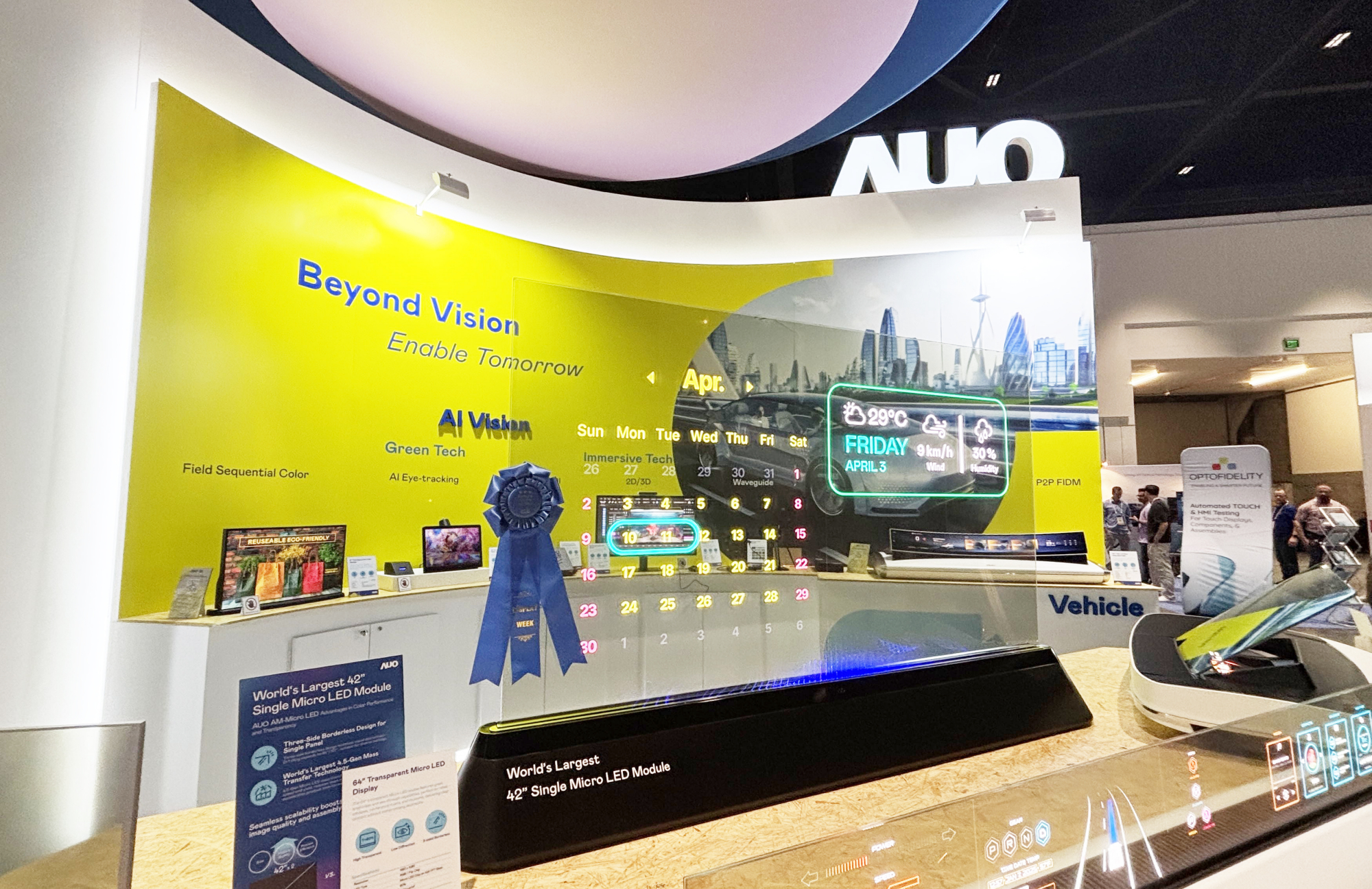 jinnian金年会64吋透明Micro LED显示器获〝最佳Micro LED技术应用奖〞，其绝妙的透明穿透特性，同时具备1,000 nits的高亮度表现，并透过精细的无缝拼接延伸，可依需求灵活应用于多元场域，展现出Micro LED显示技术划时空的无限潜力