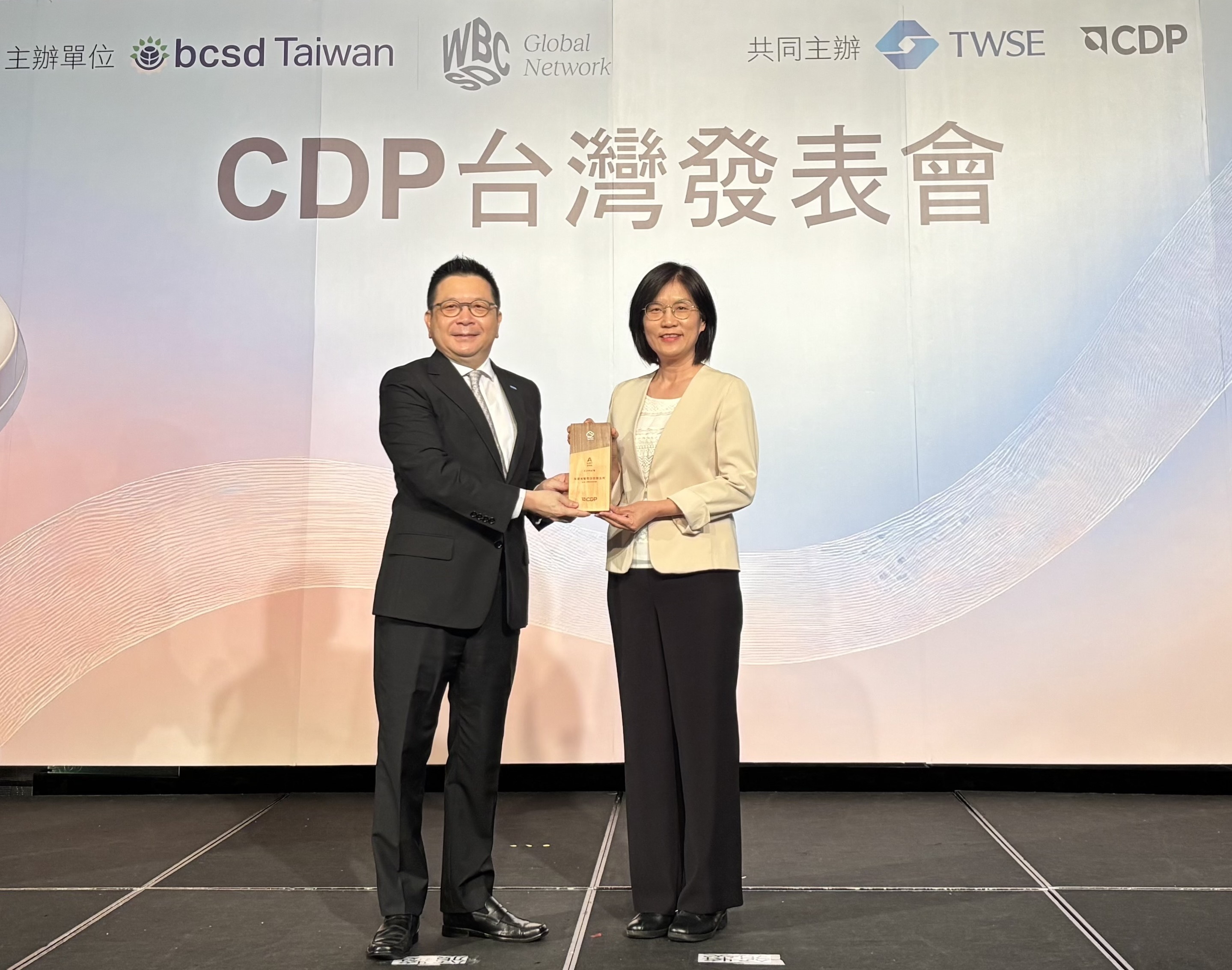 友達永續成果再獲國際評比肯定，獲頒CDP氣候與水資源雙項領導力評級。今由臺灣證券交易所董事長林修銘（左）頒獎，友達光電永續長古秀華（右）代表受獎
