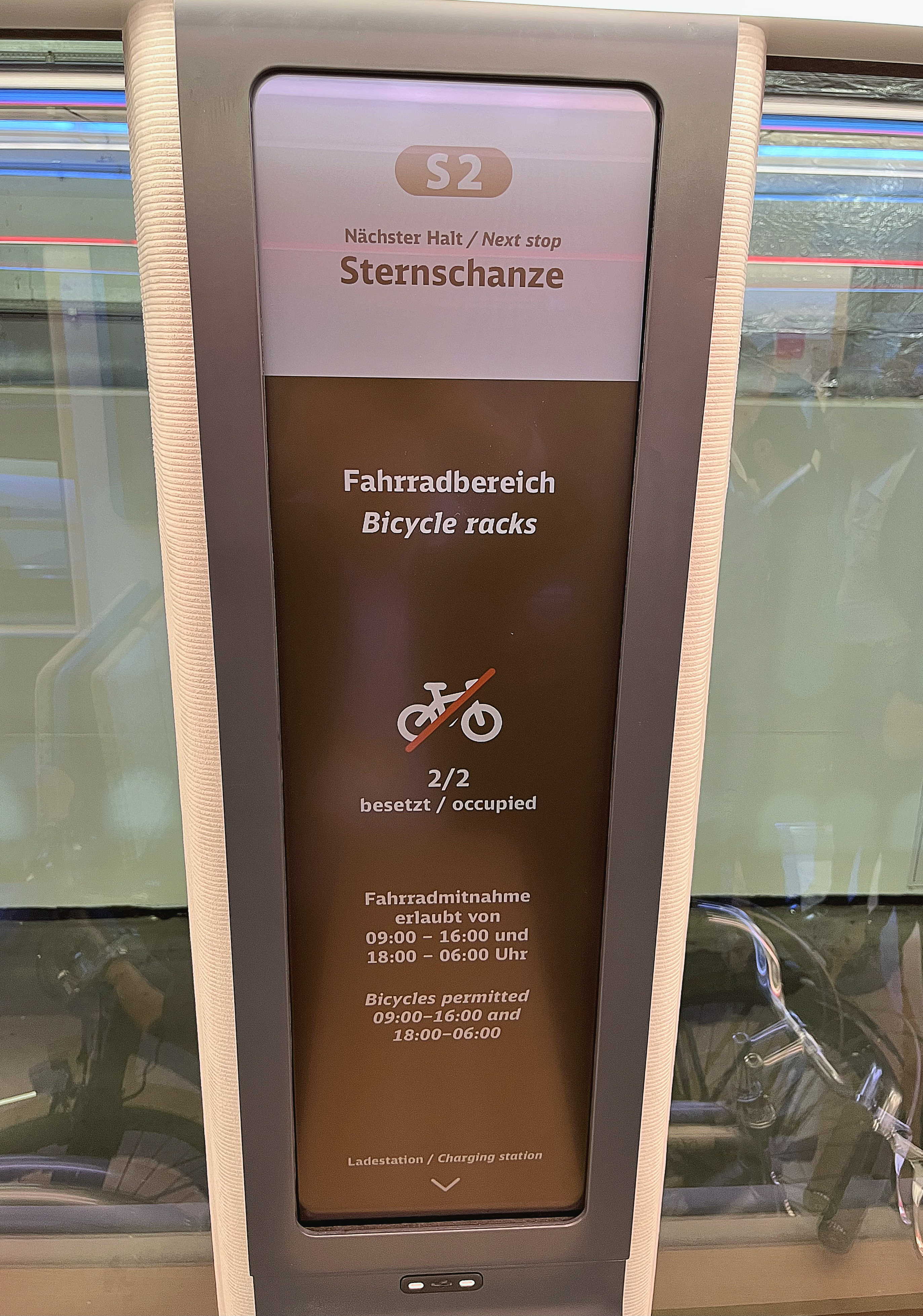 达擎HiRaso显示技术采用胆固醇液晶独特的双稳态特性及反射环境光线的方式，发挥最佳能源运用效率，其仅在更换显示画面时才消耗电力，在持续静止的画面显示上则为零耗电，与传统液晶显示技术相比大幅节省90%能耗