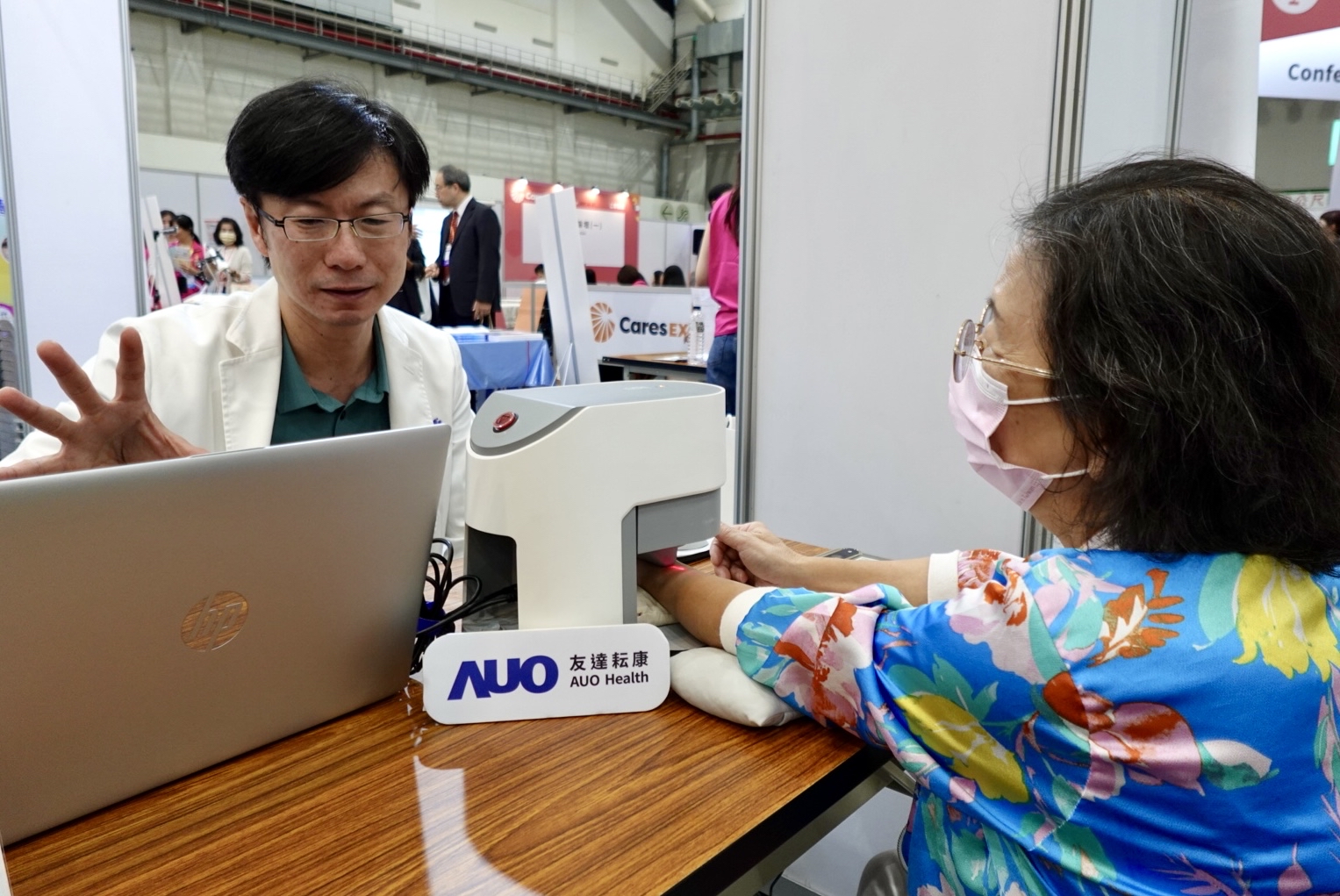 友達耘康與台北市中醫師公會於「2025台北國際照顧博覽會」攜手合作，提供參訪民眾中醫數位化檢測體驗與健康諮詢