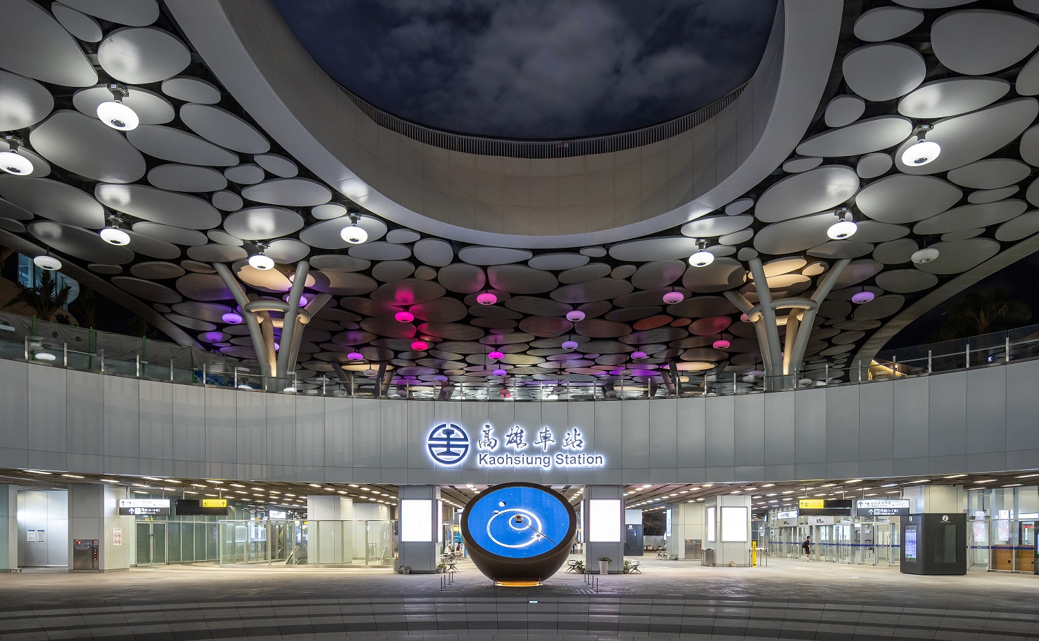 創利空間參與《高雄車站共感空間》公共藝術計畫，擔任視覺科技整合夥伴。於「看時間」天文鐘作品中提供技術指導，整合圓形LED鐘面與鐘體結構，在時間、天象星盤與空間氛圍間生動展演