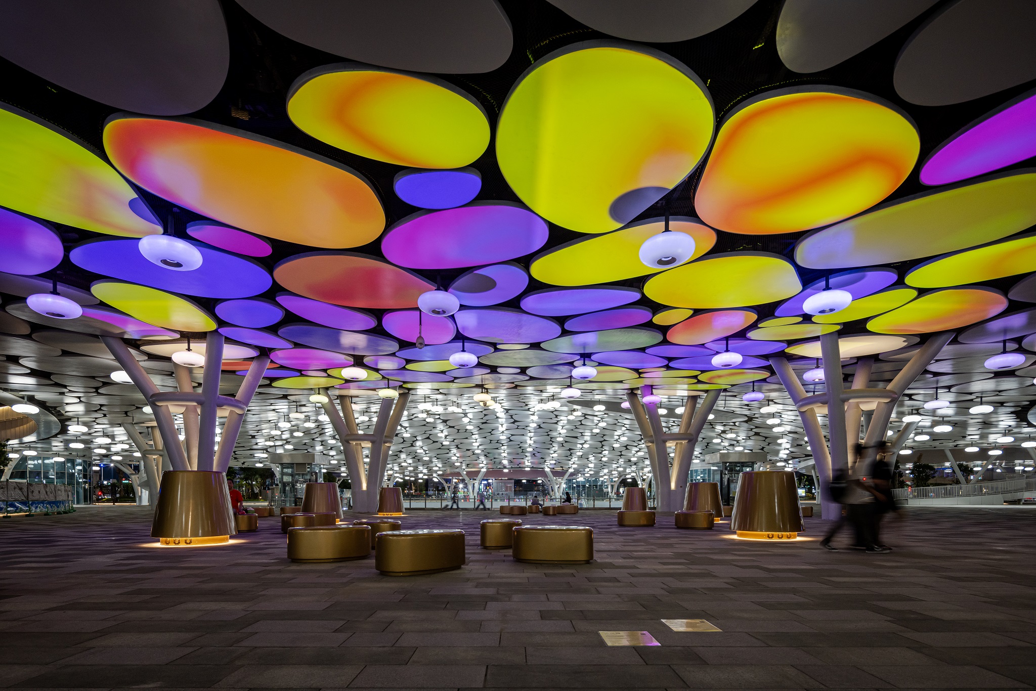 於「染色彩」作品中，創利空間協助藝術團隊將高雄車站天棚2700片鋁製雲朵染上繽紛色彩，從設備設定、光影軟體串接到現場調校，確保光線準確落在雲朵表面，展現層次與意境