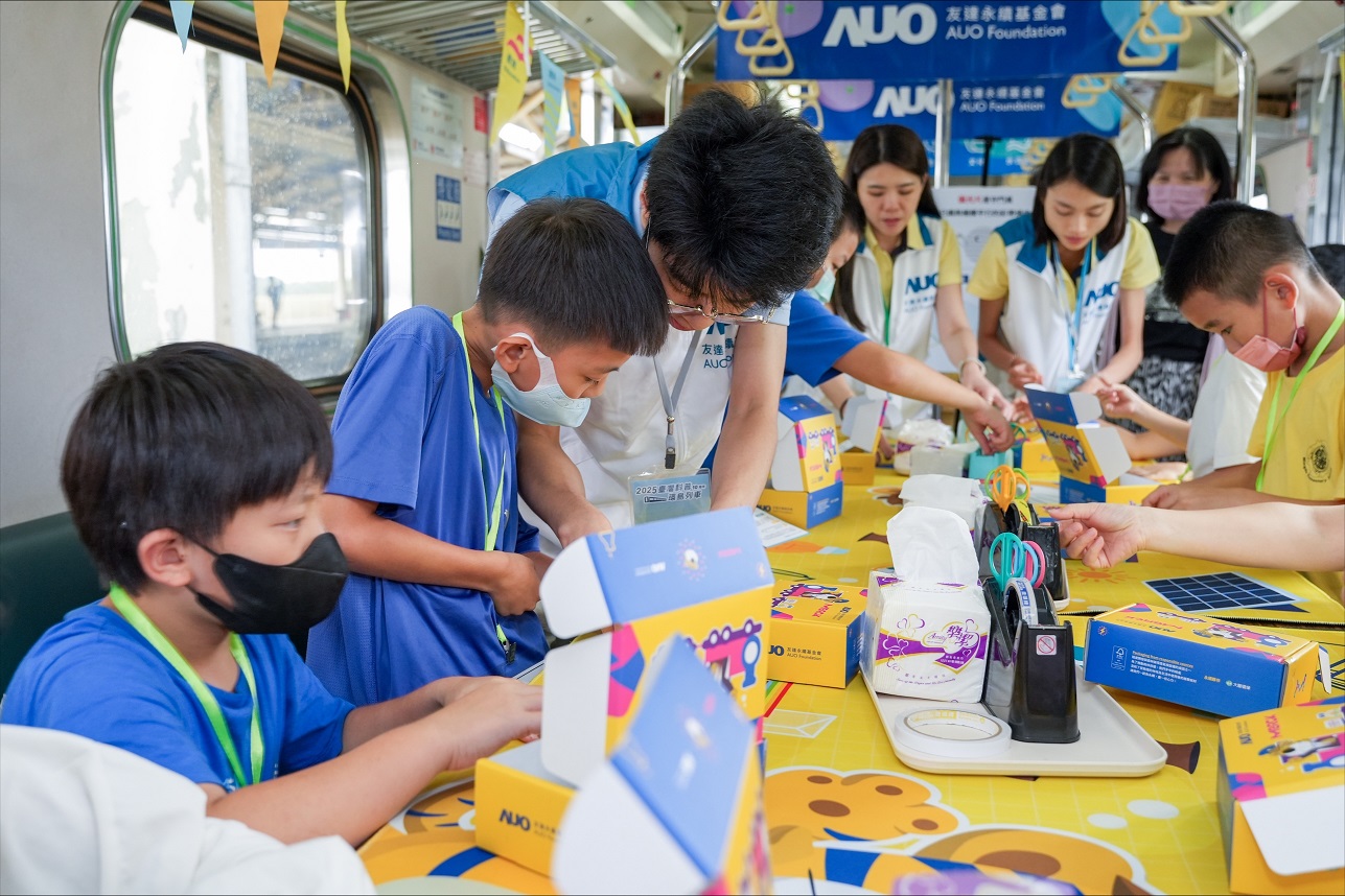 今年友達設計「光電、再生能源、水資源」三大課程主題，攜手供應鏈夥伴默克及大豐環保，以循環經濟理念開發創意教材