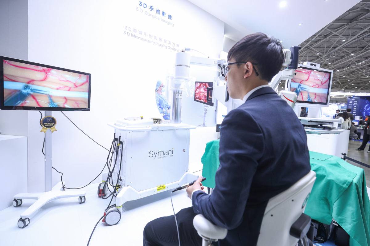达擎推出〝3D显微手术影像解决方案〞，将3D影像技术从腹腔内视镜手术延伸至神经、血管、淋巴等高难度显微手术，提供超清晰立体视野，协助医疗团队在复杂手术中完成精准细腻操作。